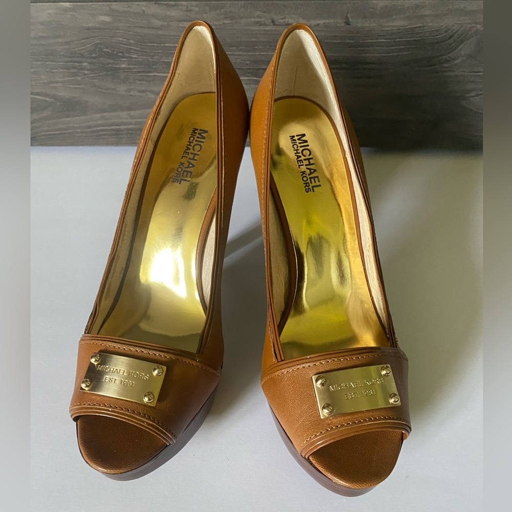 Michael Michael Kors Tan Leather Peep Toe Pumps with Logo Plaque, NWOT, sz 9.5